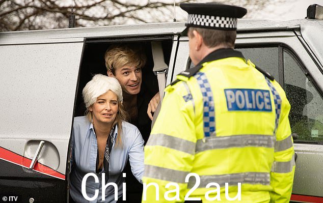 运气不好:当 PC Swirling 敲门并告诉他们他们在一辆涉及抢劫的车辆中变得潮湿时,他们感到震惊
