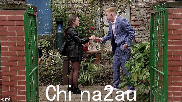 大手势:在那里,克雷格继续单膝跪地,宣告他对她永恒的爱,并向她求婚
