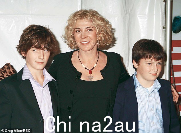 悲剧:当他的母亲 Natasha 在魁北克滑雪事故后去世时,Micheál 才 13 岁(左图,2008 年与 Natasha 和弟弟 Daniel 在一起)