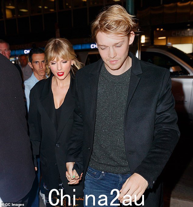 周末有消息称,泰勒与英国演员乔·阿尔文 (Joe Alwyn) 迄今为止最长的恋情在六年后结束。分手让 Swifties(众所周知,她的忠实粉丝)想知道两件事