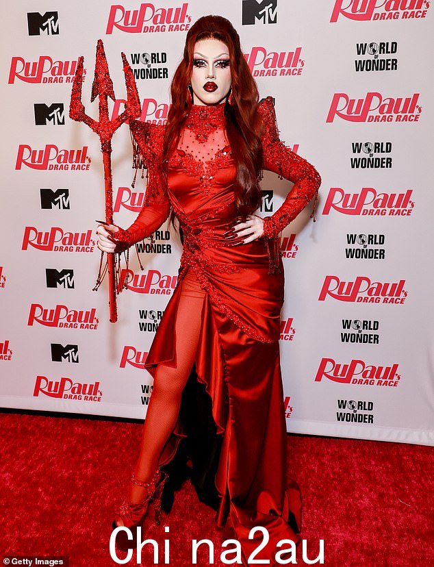 Devilish outfit:Spice 穿着全红色的恶魔套装并携带匹配的红色三叉戟