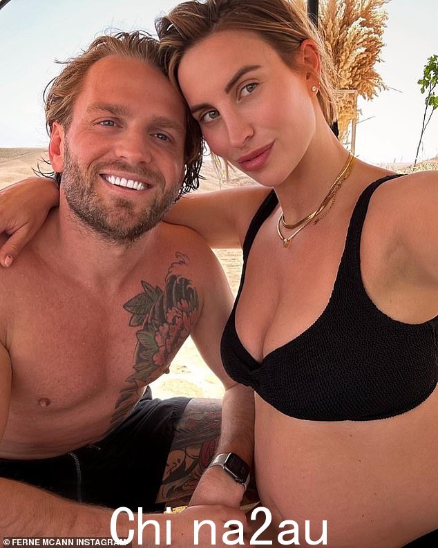 这位真人秀明星和她的未婚夫 Lorri Haines 一起,因为这对夫妇一起拍了一些照片
