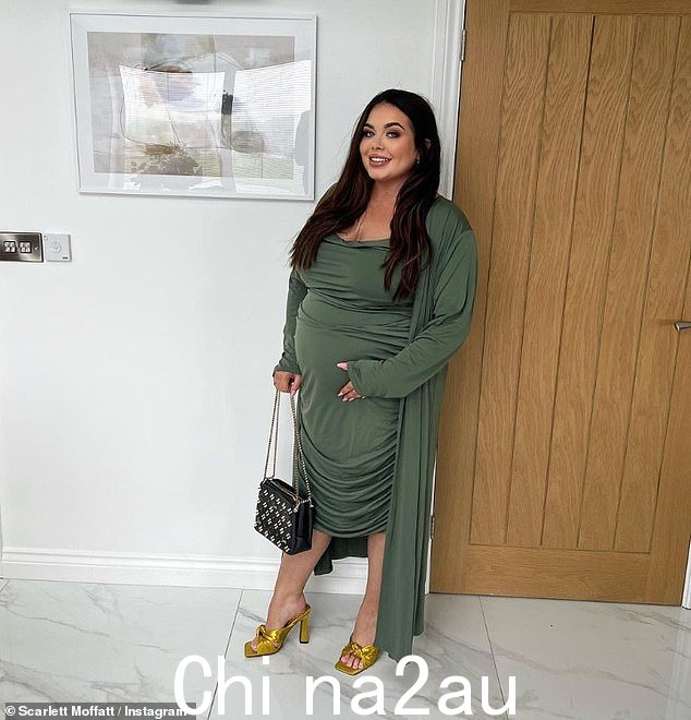 华丽的绿色:她分享了她迷人的绿色礼服的照片,她搭配了一件相配的长开衫