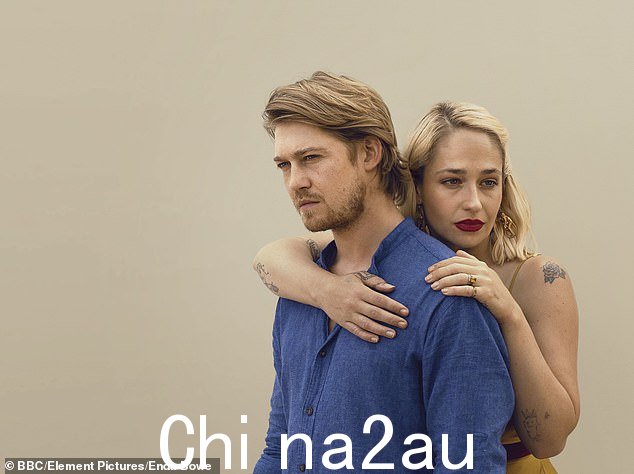 声名鹊起:虽然乔出演了广受好评的剧集,如与朋友的对话(如图),但他的明星尚未让泰勒黯然失色