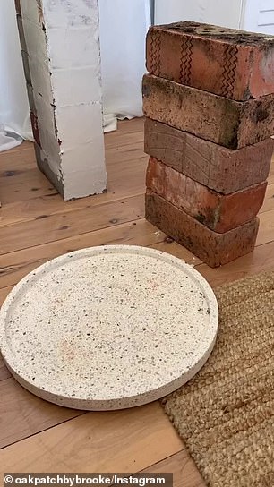 她说她所有的材料都是她自己买的,除了积木和Kmart托盘外,有些她已经在家里买了