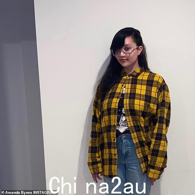 变了一个人:这位前 Nickelodeon 明星的前伴侣在反思他们混乱恋情的结局时声称,在她赤身裸体走在洛杉矶街头的两周前,她“失踪了”三天,终于和另一个人一起回家'