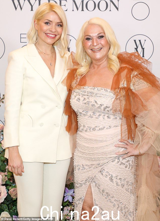 女孩们团结在一起!Vanessa Feltz 谈到她在与 Ben Ofoedu 分手 16 年后如何依靠她亲密的名人朋友的支持(今年 2 月与 Holly Willoughby 合影)
