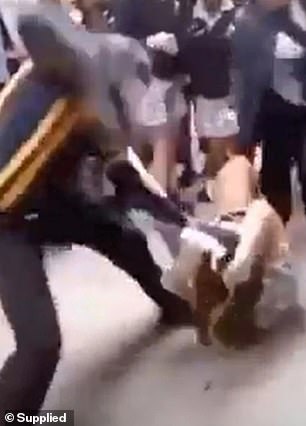 图:一名学生被打在地上