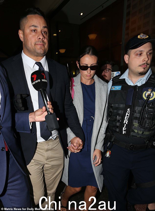 Jarryd Hayne 上周在悉尼唐宁中心外与他的妻子 Amellia Bonnici 合影