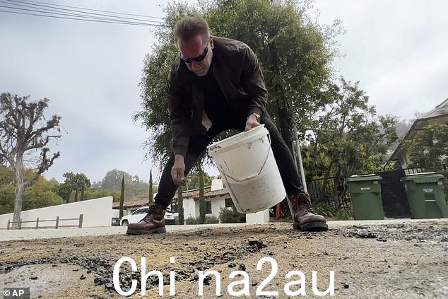 糟糕:阿诺德施瓦辛格在自己填补一个巨大的'坑洞'后受到了政府官员的抨击