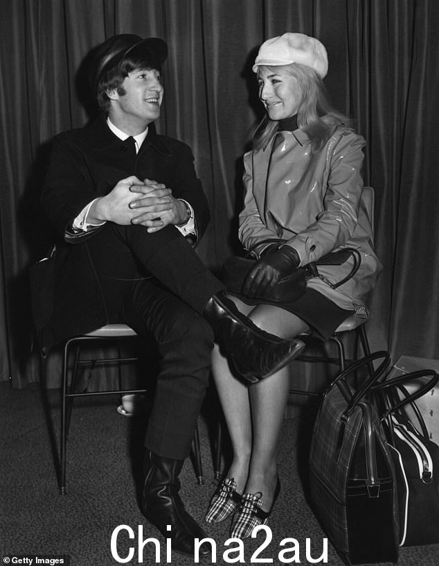 1964 年约翰列侬和他的妻子辛西娅在伦敦机场,戴着 Mary Quant 帽子,这顶帽子在六十年代引起了巨大的潮流