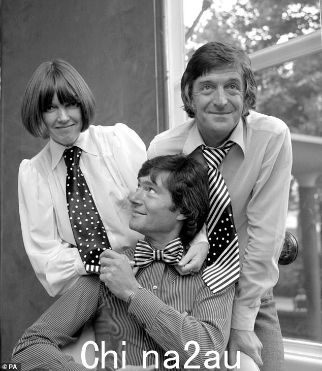Mary Quant,在她的朋友兼发型师 Vidal Sassoon 和电视节目主持人 Michael Parkinson 的协助下,于 1972 年展示她的一些男士领饰