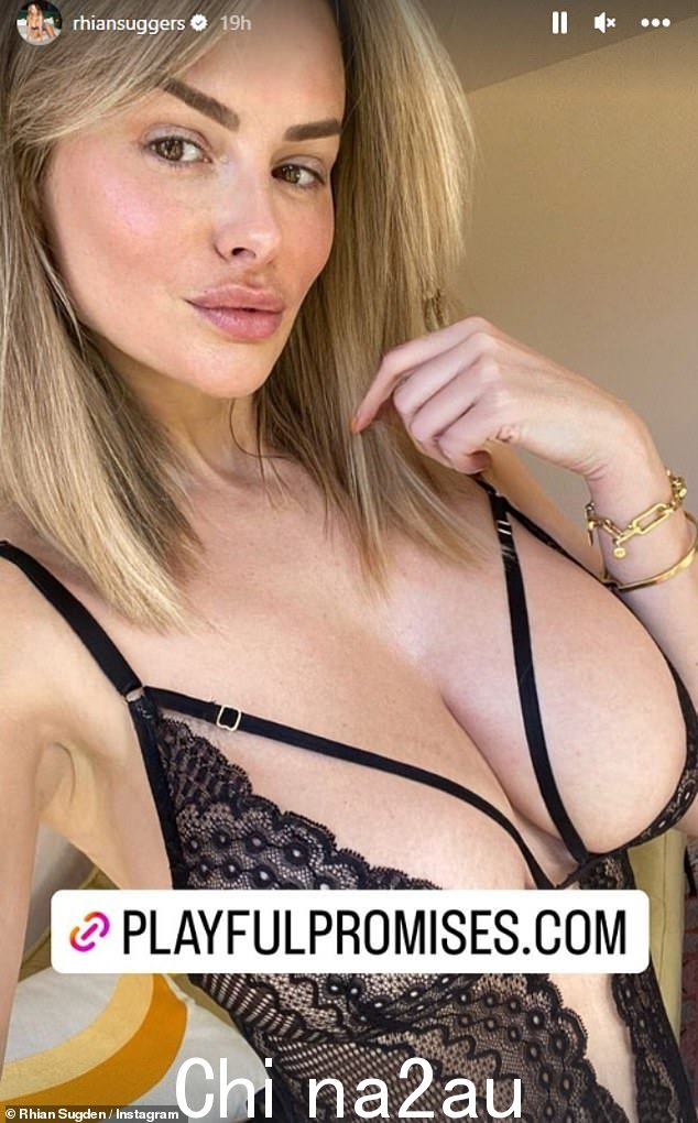 引人注目:Rhian 还脱掉了一套性感内衣,因为她为一个炙手可热的故事摆姿势