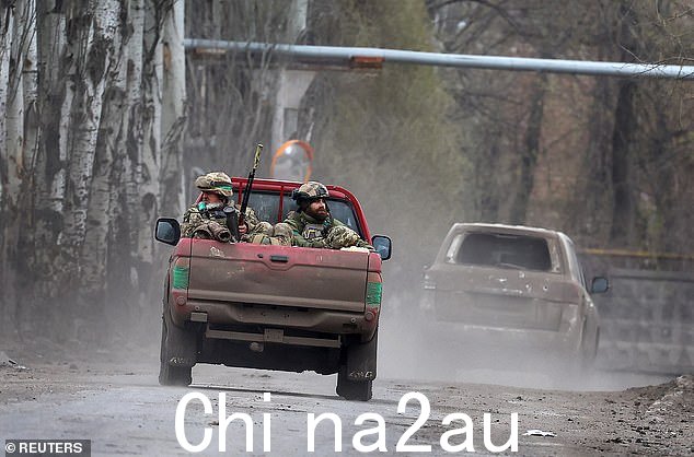4 月 11 日,在乌克兰 Chasiv Yar 附近的激烈战斗中,乌克兰军人驶向 Bakhmut 和 Chasiv Yar 的前线