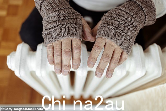 这听起来很明显,但手脚冰凉是血液循环不良的征兆。但很难判断是否严重。麻木、皮肤发亮和头发稀少可能意味着您血液循环不良