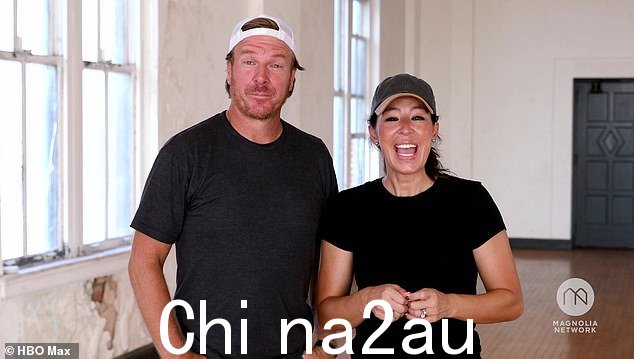 喜气洋洋:周三发布的第一部预告片开始时,这对有权势的夫妇穿着相配的黑色 T 恤站在一起,因为他们透露了一些令人振奋的消息