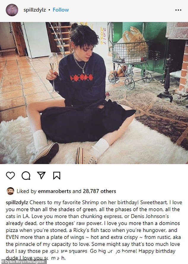 这位 35 岁的莫西编剧周日在 Instagram 上写道:'在我最喜欢的虾生日那天为她干杯!亲爱的,我爱你胜过所有的绿色,所有的月相,所有的洛杉矶的猫。比 Chunking Express、Denis Johnson 的 Already Dead 或 The Stooges 的 raw power'