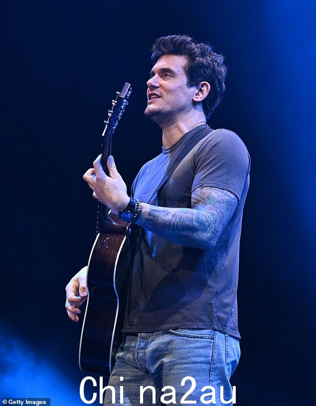 他的话:45 岁的 John Mayer 再次说出了他 2013 年的歌曲 Paper Doll,这首歌一直被认为是关于他 33 岁的前任 Taylor Swift; 2023 年 3 月 27 日在亚特兰大看到