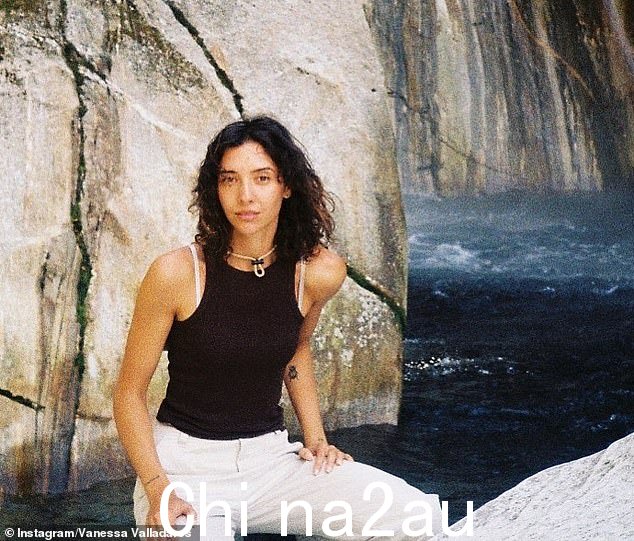 凡妮莎·瓦拉达雷斯(如图)因与好莱坞明星扎克·埃夫隆的旋风般的恋情而成为 2020 年的头条新闻。周三,这位 28 岁的黑发美女在长时间休息后重返社交媒体发布令人瞠目结舌的海外假期快照