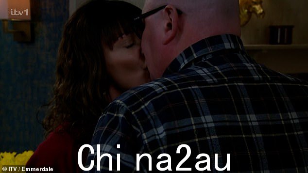 呃哦:当 Paddy Dingle (Dominic Brunt) 回到他出轨的前任 Chas (Lucy Pargeter) 身边时,Emmerdale 的观众看到了红色,因为他们在周三的剧集中分享了一个吻