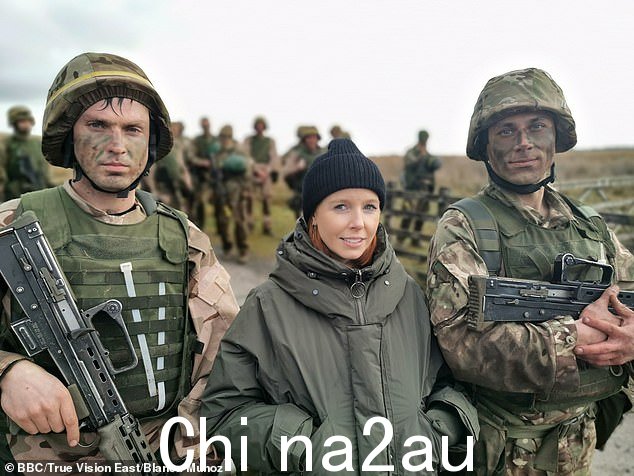 图:Stacey Dooley。业余军队的新兵正在泥泞中艰难前行,并为战壕战进行训练,正如 Strictly 名人所敦促的那样