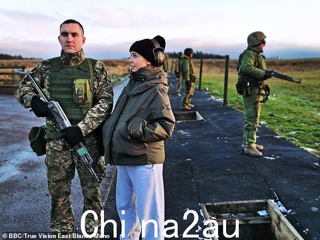 杜利与年轻的合照老兵们开枪准备好了吗?准备好开战了吗?</p><p class=