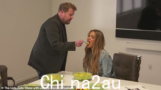 给你:明星在午餐时喂了一个华丽的 Khloe
