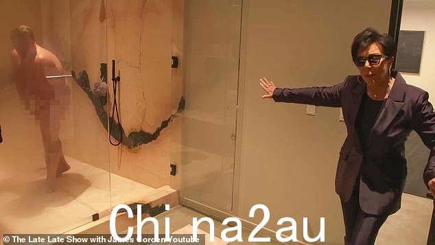 不!她尖叫着:'天哪!我无法不看到这个!詹姆斯洗完澡出来,拿条毛巾!任何人都不应该进入凯莉的浴室。我在这里可能会遇到很多麻烦,有人可能会为此起诉我们!'