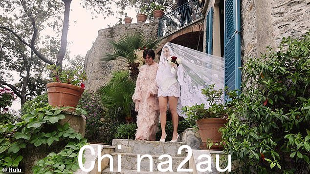 教堂:在 72 分钟的 Hulu 特别节目的中间,Travis 和 Kourtney 在教堂内与他们的孩子合影留念,因为 Kourtney 解释说他们最初想在教堂结婚......就像 Guns 'n Roses 音乐November Rain 的视频
