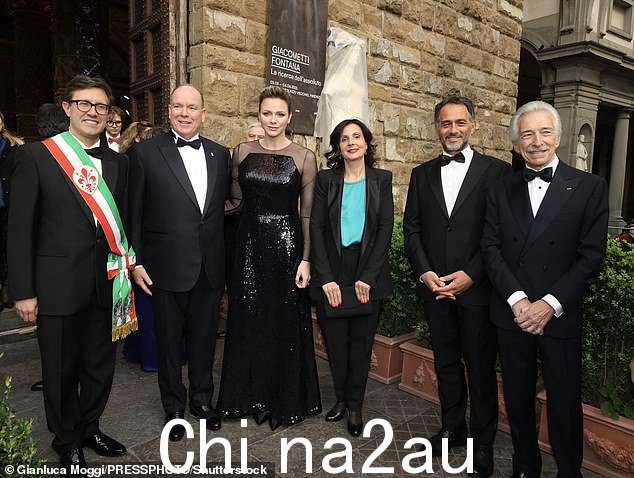 这对夫妇受到佛罗伦萨市长 Dario Nardella(左)和其他镇官员的欢迎