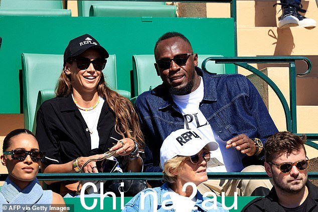 好朋友:他和电视节目主持人 Melissa Satta 一起参加了活动,因为他们被拍到在看台上聊天