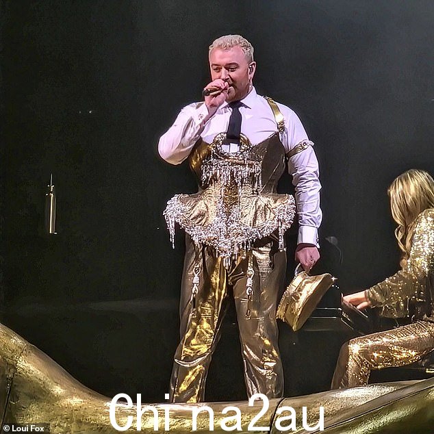 Golden:Sam 也换上了白衬衫和黑领带,搭配醒目的金色长裤和相配的宝石紧身胸衣
