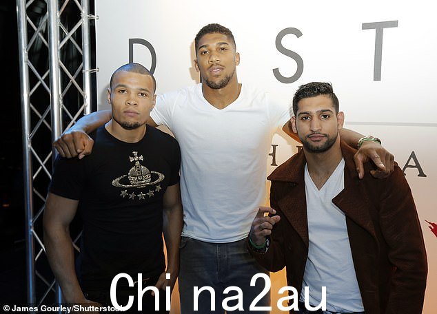 他承认在约书亚失去了一个好朋友。图为:Khan(右)和 Joshua(中)与 Chris Eubank Jr(左)在 2015 年