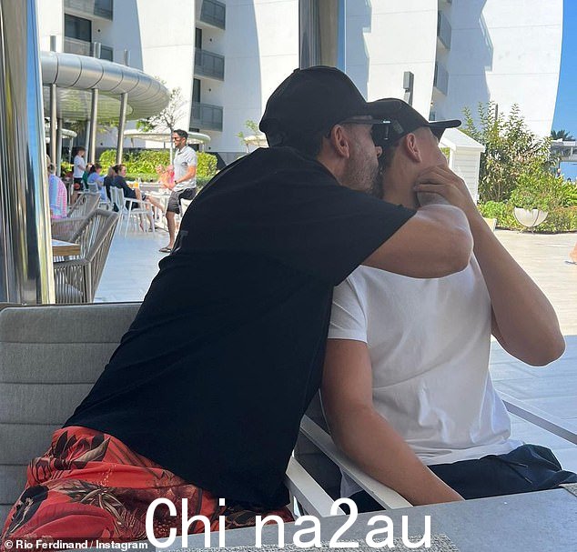 Smooch:同时他还试图在他大儿子的脸颊上亲吻