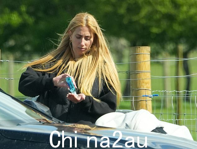 休闲装:Stacey 穿着一身全黑的休闲装,并选择穿着舒适的运动鞋