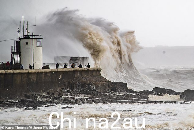 WALES:当风暴 Noa 到来时,海浪今天撞击 Porthcawl 的灯塔墙