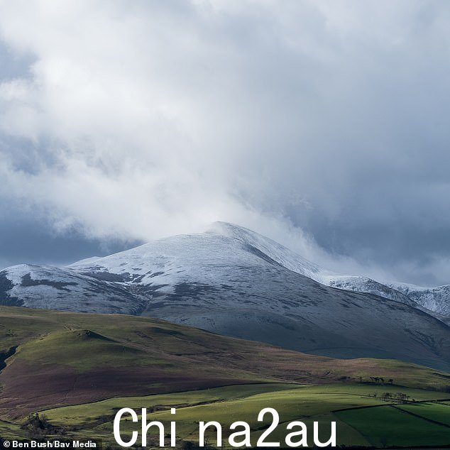 坎布里亚:诺亚风暴席卷英国,今天早上湖区的斯基多山被雪覆盖