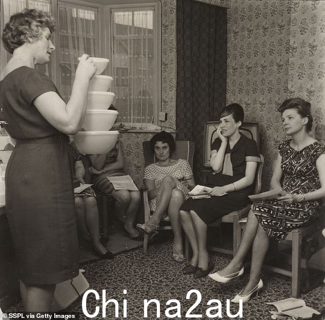 图:英国居民参加 1963 年的特百惠派对。该品牌两年前才来到英国
