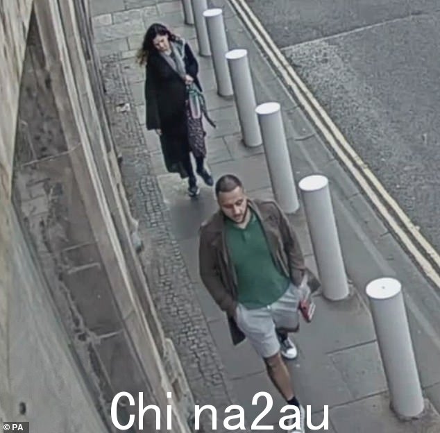 令人毛骨悚然的闭路电视录像捕捉到了导致 Javed 女士死亡的时刻。有人看到她在爱丁堡的安瓦尔身后走着,就在他杀死她之前不久