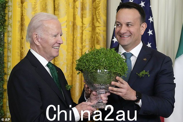 上个月在白宫举行的庆祝圣帕特里克节的活动中,拜登先生被现任爱尔兰总理利奥·瓦拉德卡描述为“毫无疑问是爱尔兰之子”