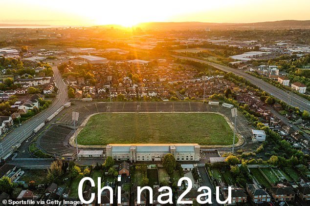 贝尔法斯特的盖尔式足球场 Casement Park(如图 2020 年)出人意料地列入名单,在处于废弃状态后正在重建