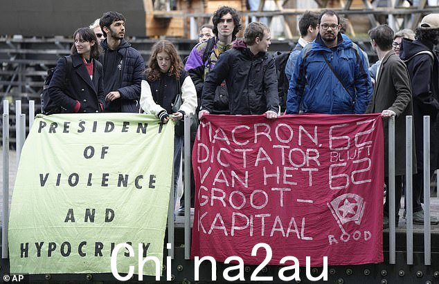 示威者周二在海牙抗议马克龙的养老金改革反弹