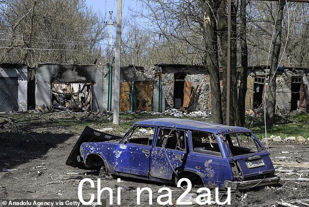 4 月 10 日,Chasiv Yar Bakhmut 前线附近一辆受损汽车的视图