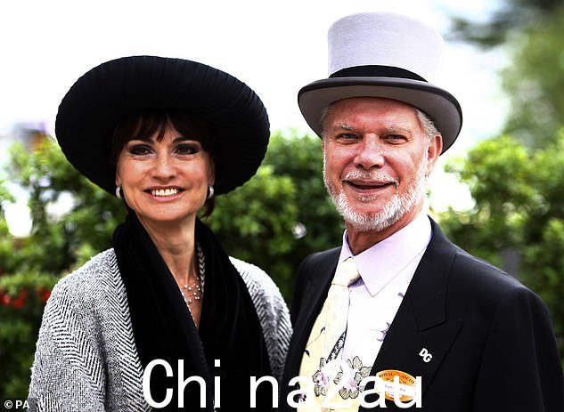 2008 年,Gold 和他的未婚妻 Lesley Manning 在伯克郡的 Ascot 赛马场盛装打扮
