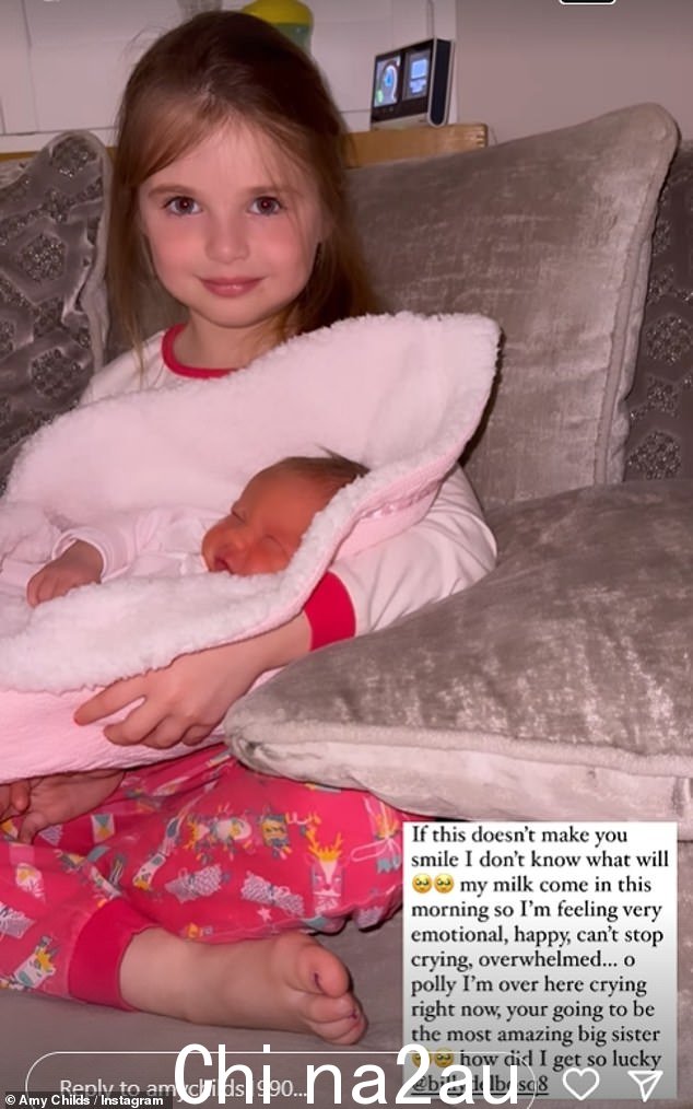 可爱:艾米周日晚上在 Instagram 上分享了女儿波莉在家里抱着刚出生的妹妹的可爱时刻