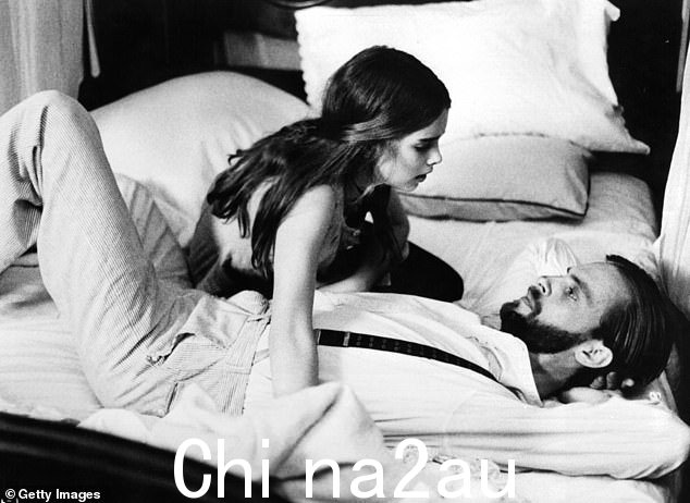 Shields 的角色在 1978 年电影《漂亮宝贝》中的一个场景中引诱了 Keith Carradine,当时她 11 岁,他 27 岁