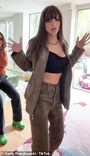 放松一下:Emily 在有趣的 Instagram Stories 视频中与穿着同一身衣服的朋友跳舞