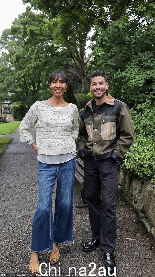 法官 Michelle Ogundehin(左)与前任嘉宾法官 Ross Bailey 合影,看到剩下的四位参赛者被要求改造一对 A 型婚礼小屋