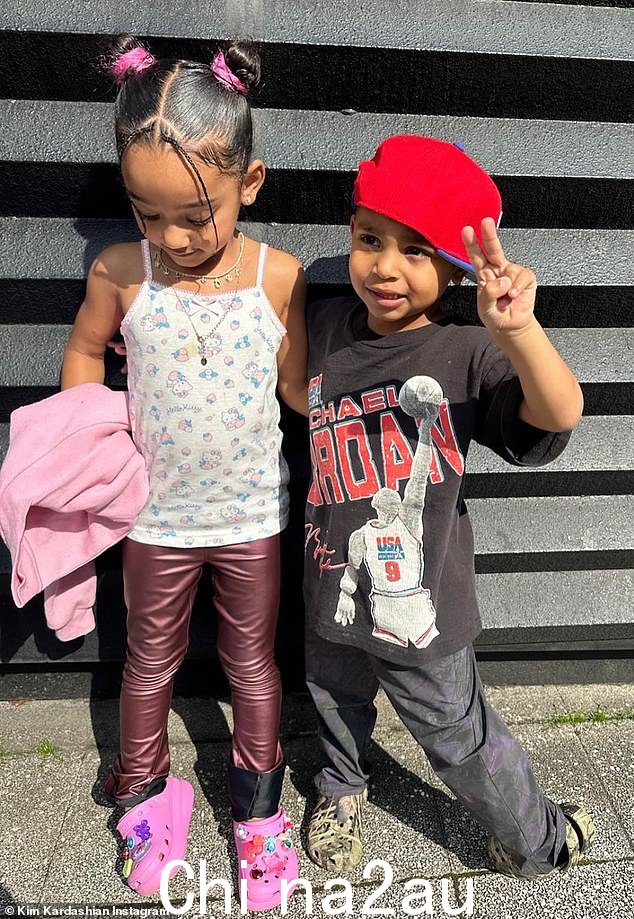 手足之爱:同样出现在充满乐趣的帖子中的还有 Kim 的小孩子,5 岁的女儿 Chicago,以及 3 岁的儿子和 Psalm