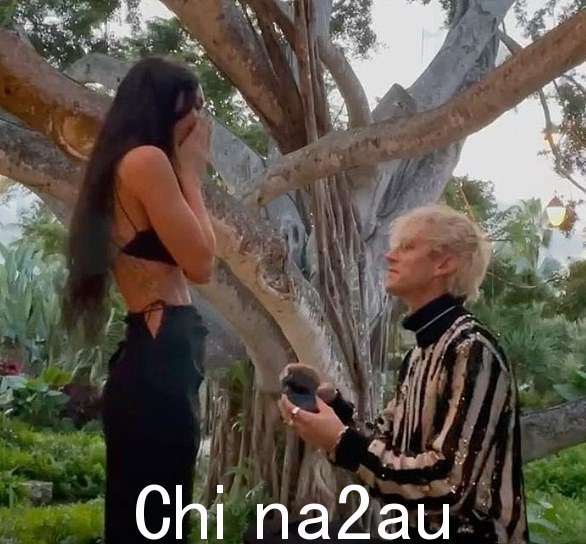 订婚了!在一起一年半后,机关枪凯利单膝跪地向梅根求婚